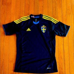 Boys Adidas Sweden soccer jersey size XL. EUC. World Cup!!!